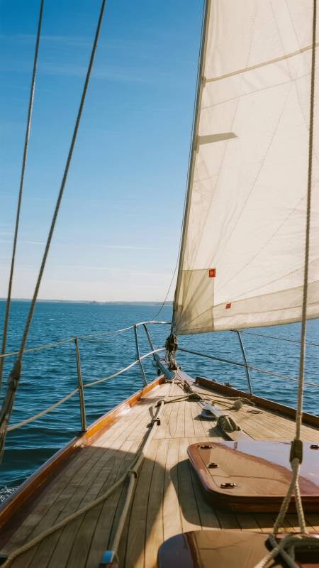 帆船远航 海天一色图片