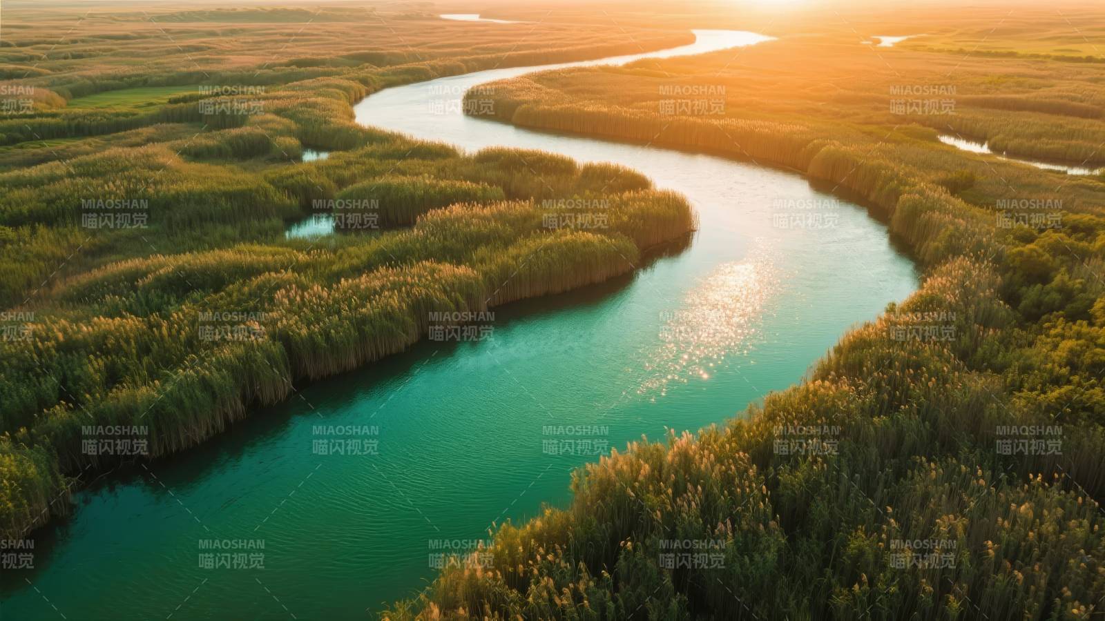蜿蜒河流映夕阳图片