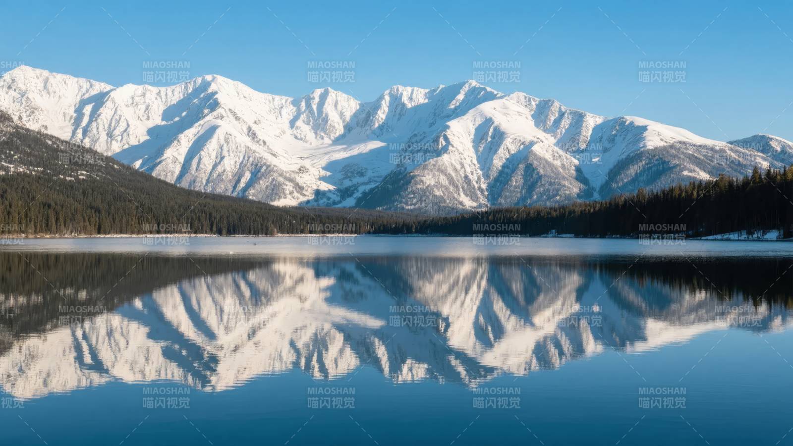 雪山倒影湖中图片