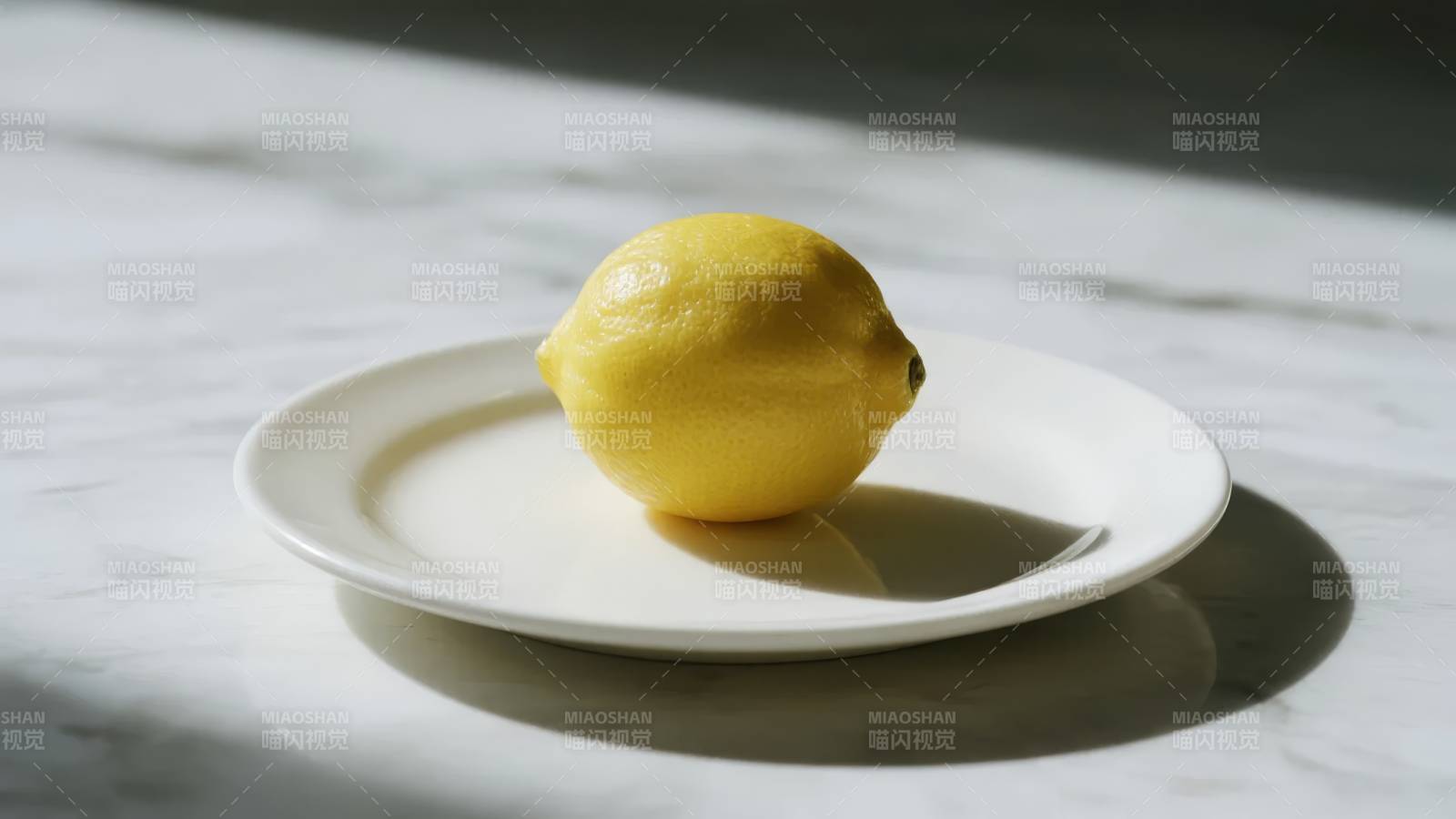 柠檬静置于白盘图片