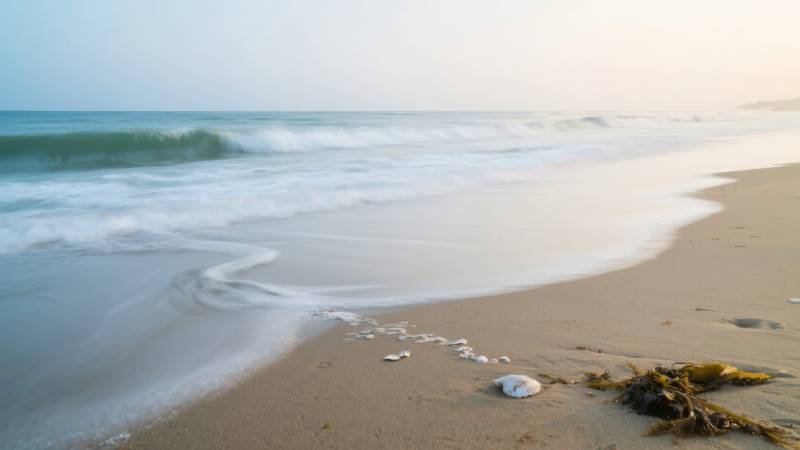 海浪轻抚沙滩图片