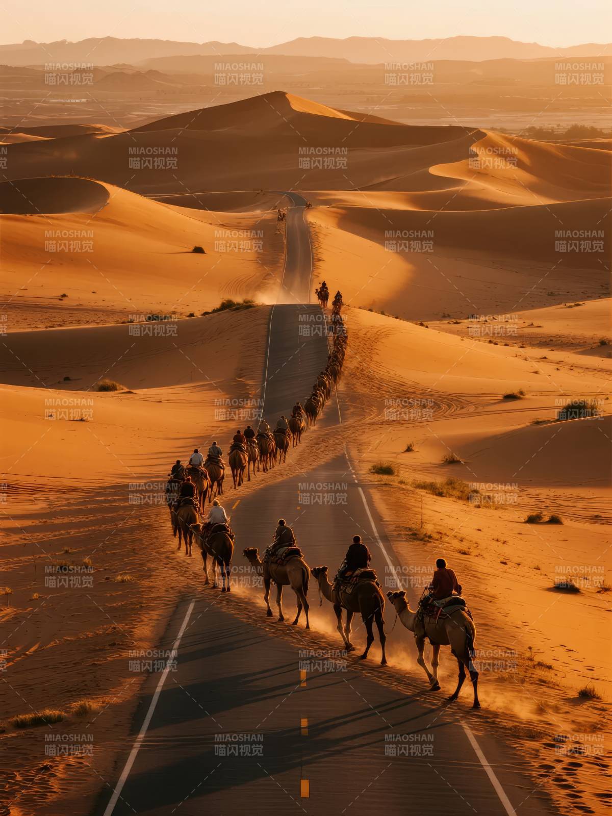 沙漠驼队行进图图片