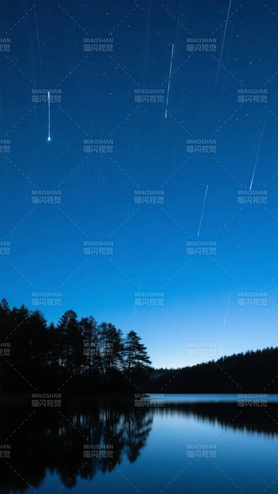 星河倒映湖畔夜图片