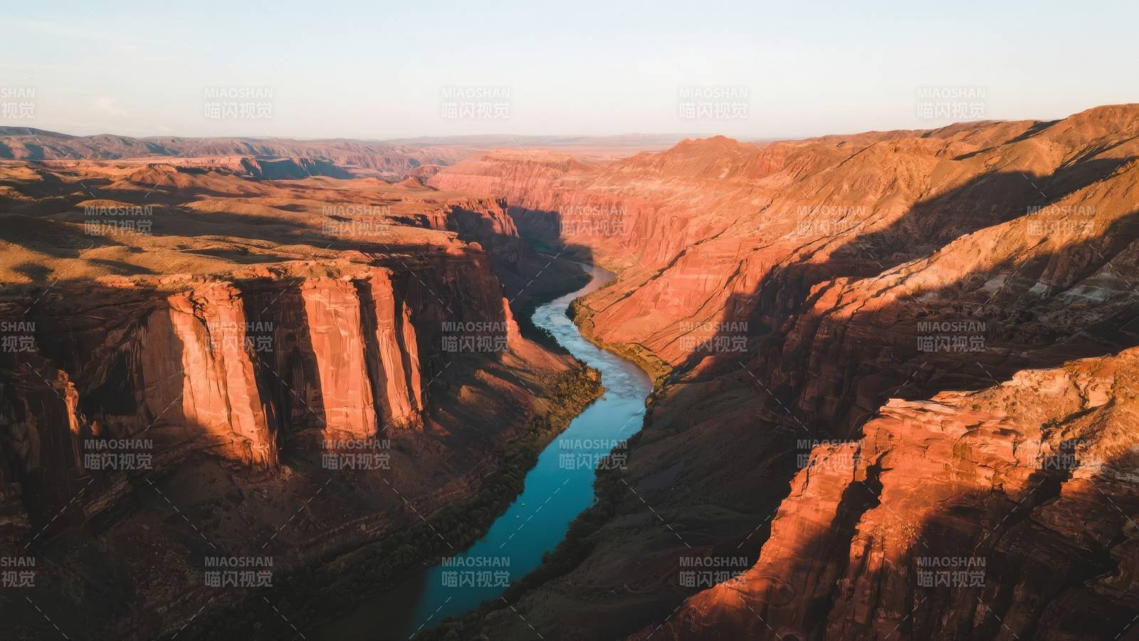 峡谷碧水映红岩图片