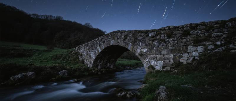 星夜古桥流水图片
