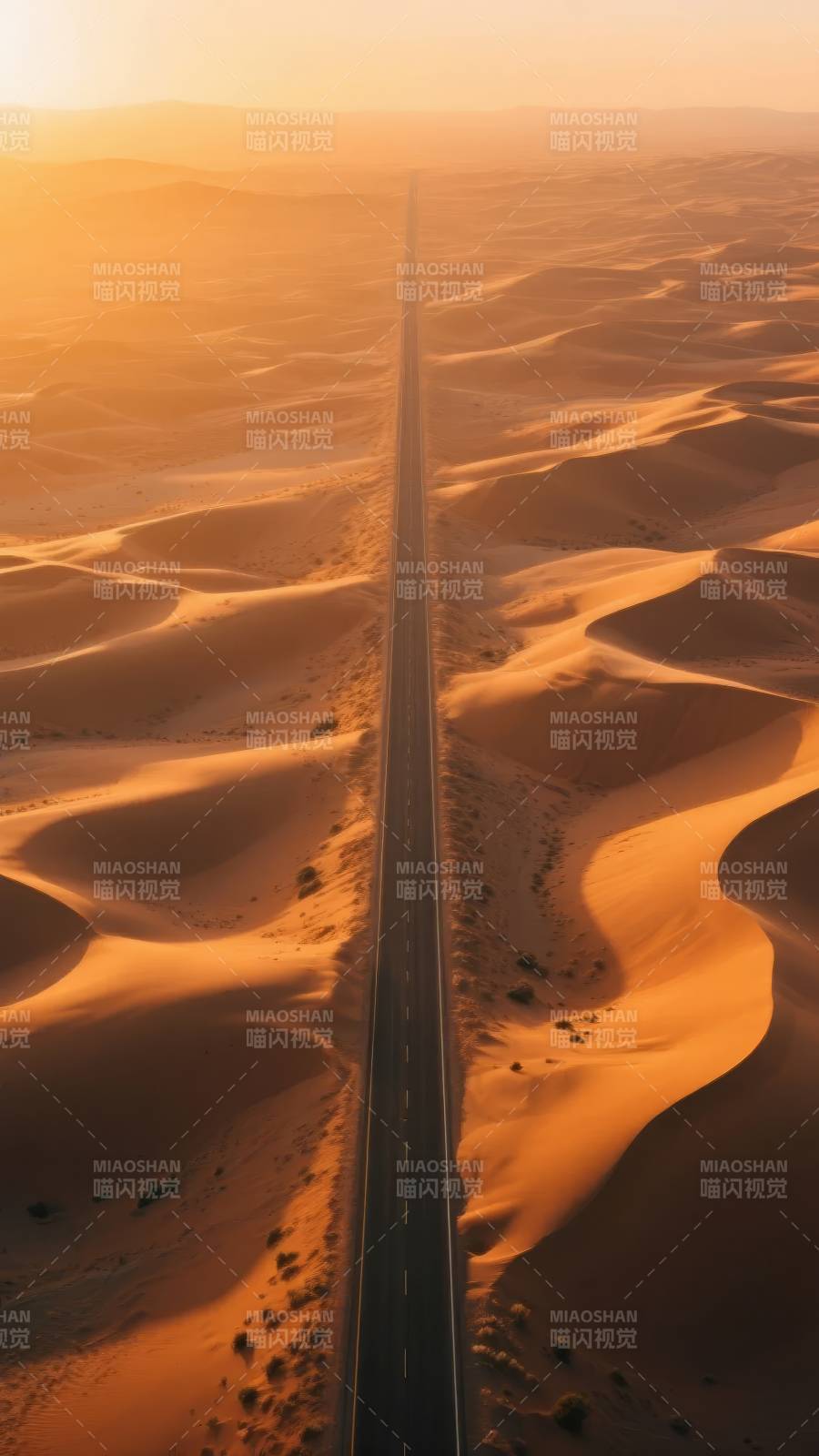 沙漠公路延伸至天际图片