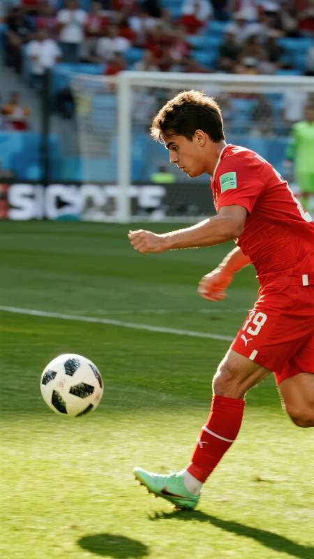 足球运动员控球瞬间图片