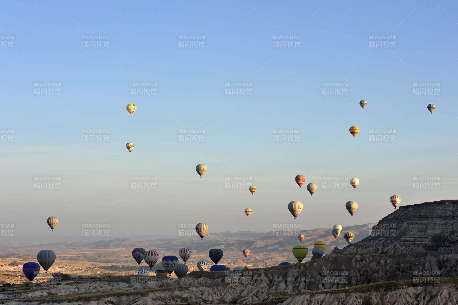 卡帕多奇亚热气球翱翔天际图片