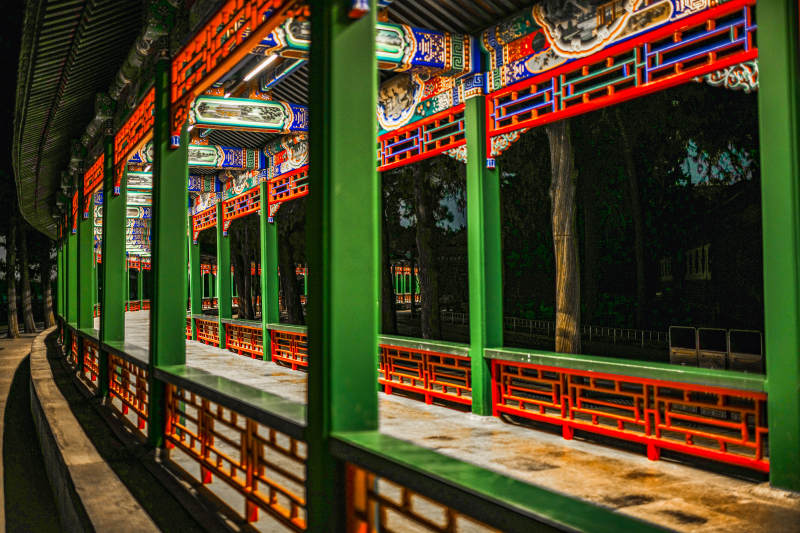 颐和园古色古香长廊夜景图片