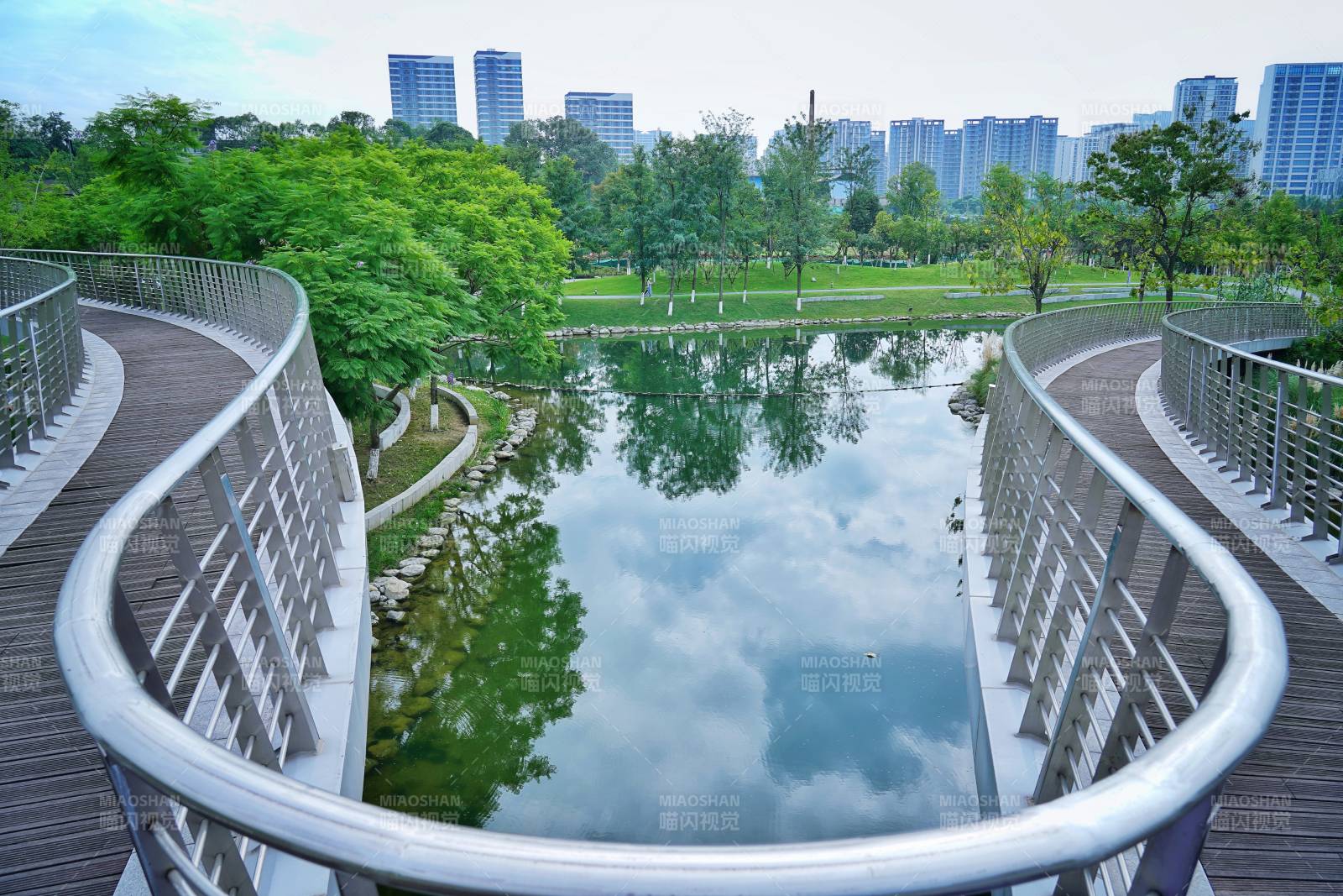 新川城市公园曲桥倒影图片