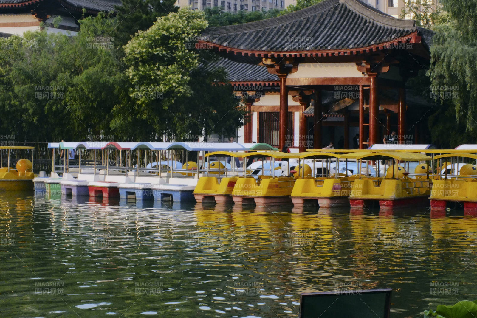 湖畔游船静泊丰庆公园图片