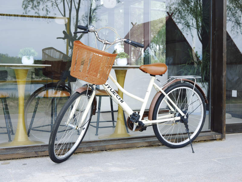 复古自行车静停窗边图片