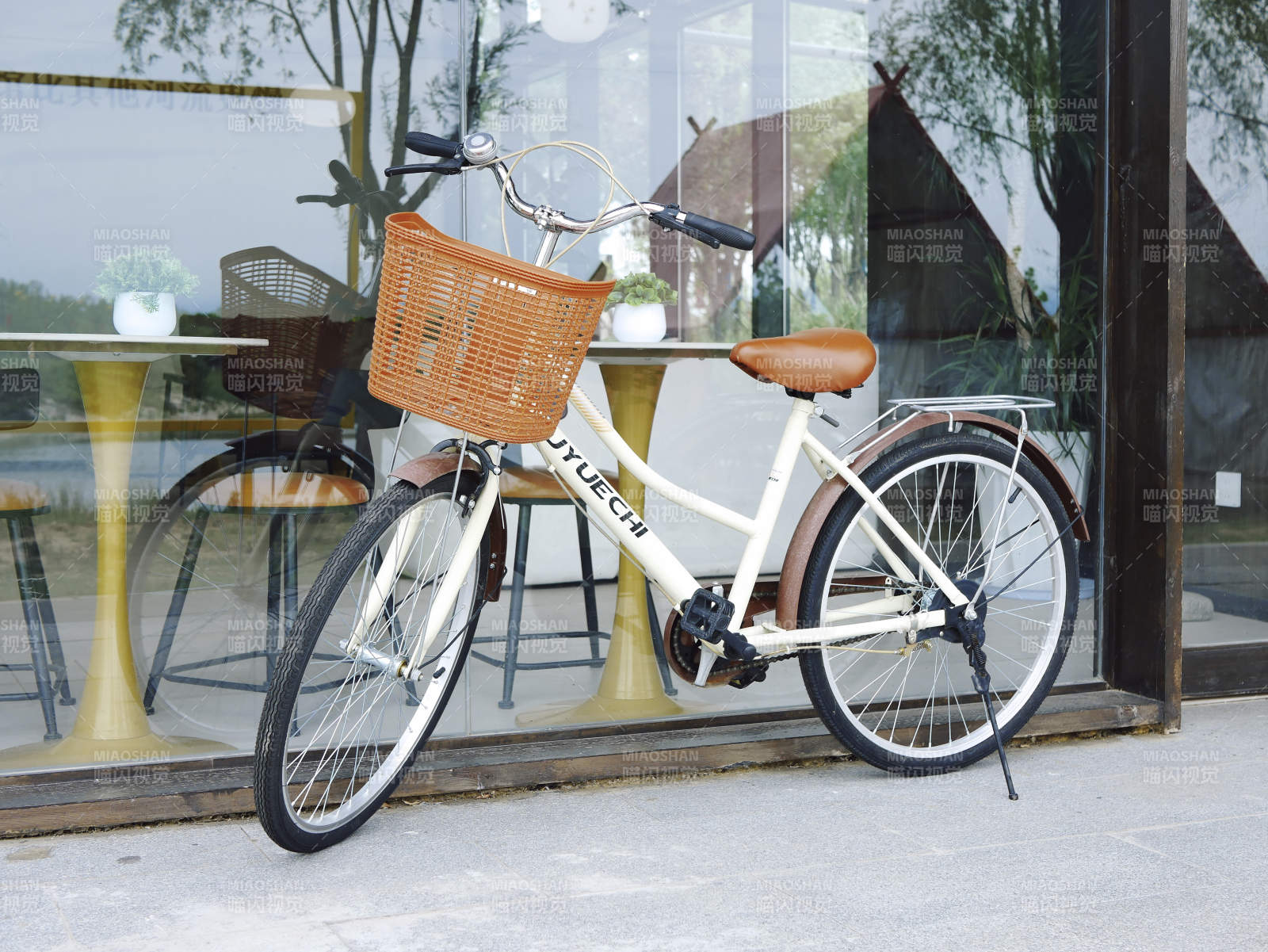 复古自行车静停窗边图片