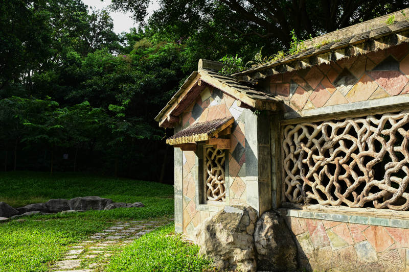 深圳园博园镂空窗棂建筑风光图片