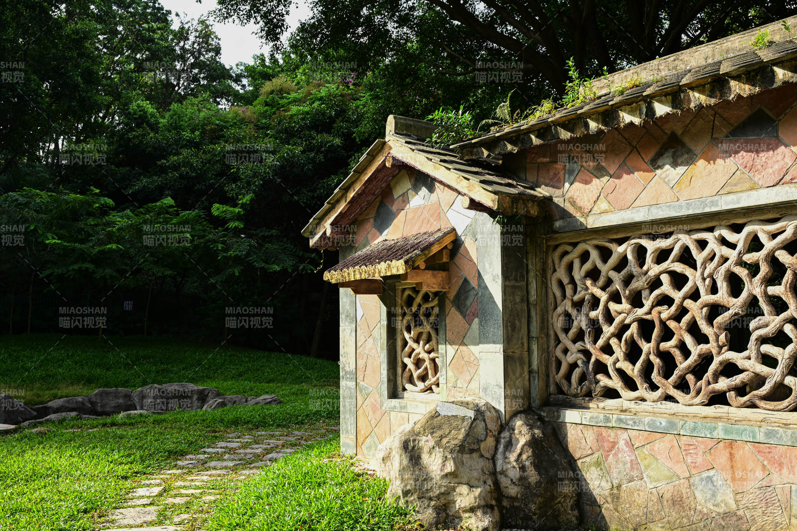 深圳园博园镂空窗棂建筑风光图片