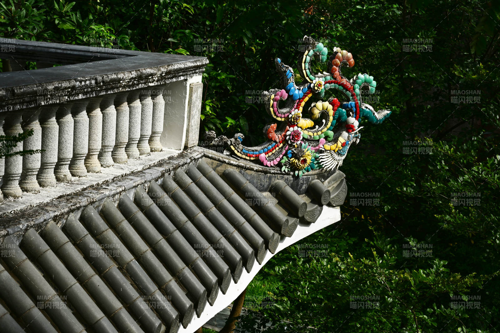 深圳园博园古建筑屋檐彩雕特写图片