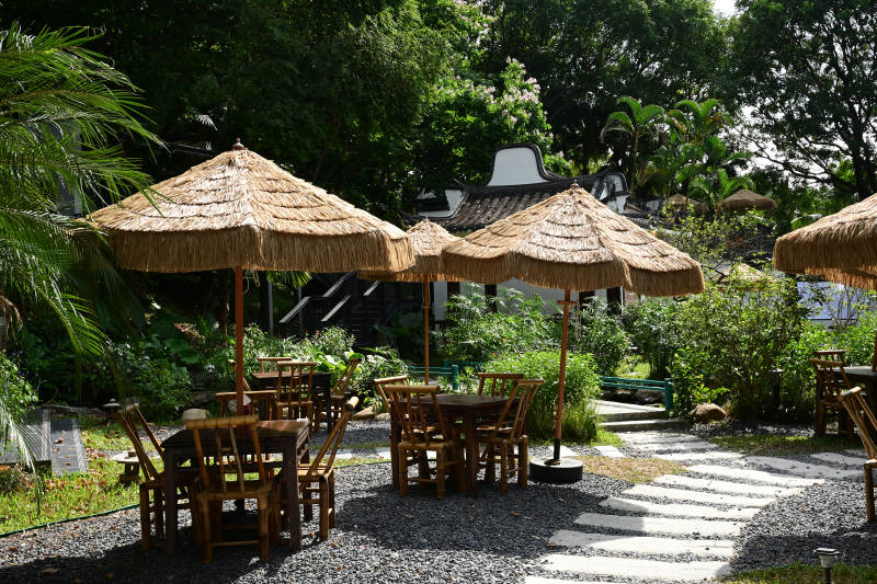 深圳园博园茅草伞下园林庭院休闲茶座景观图片