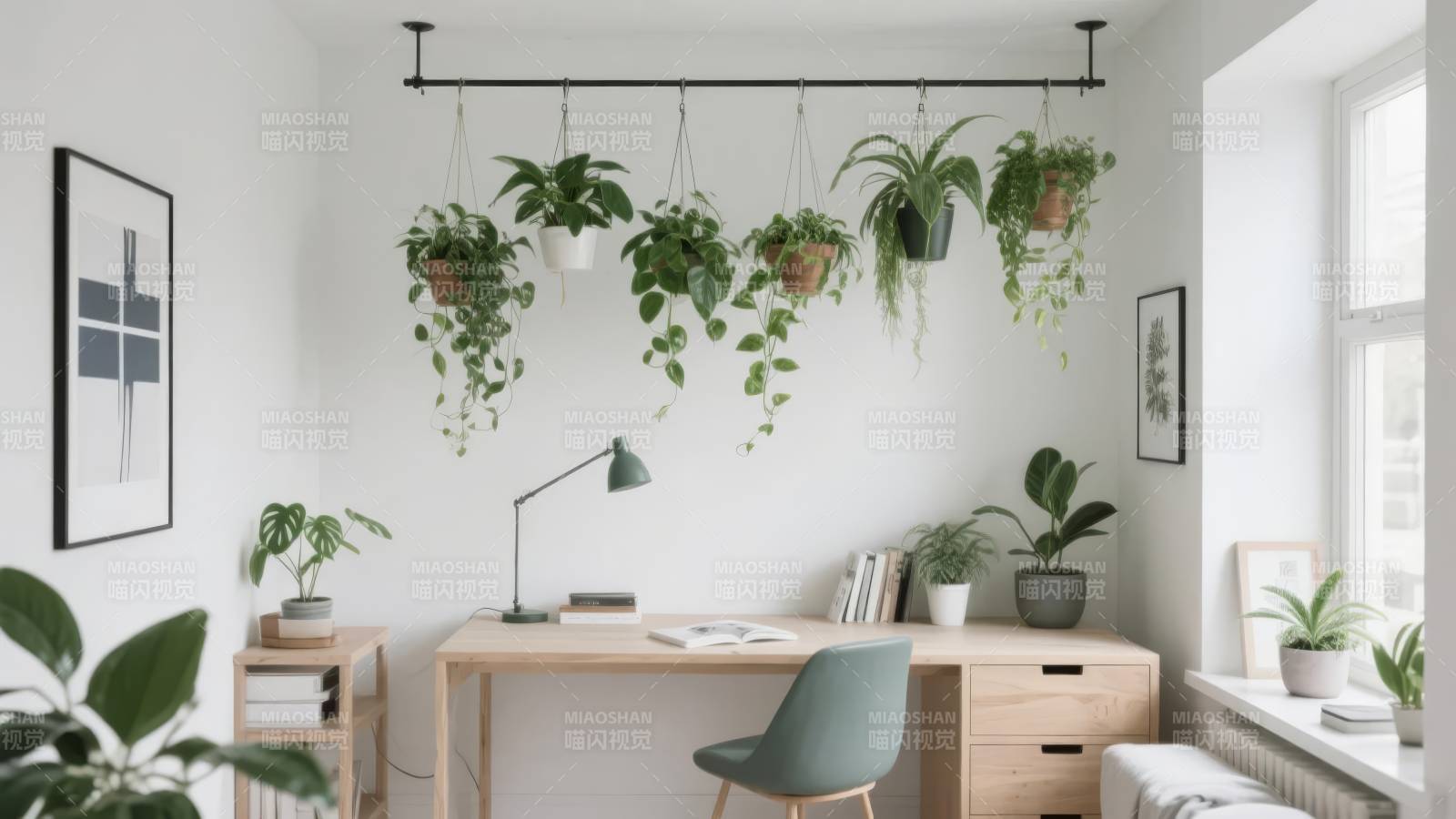 绿植环绕的简约书桌图片