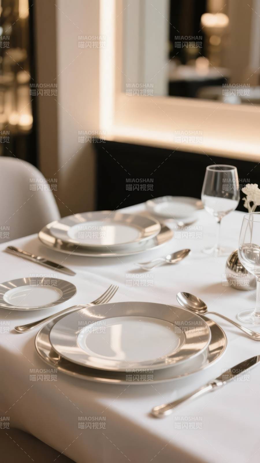 优雅餐桌布置图片