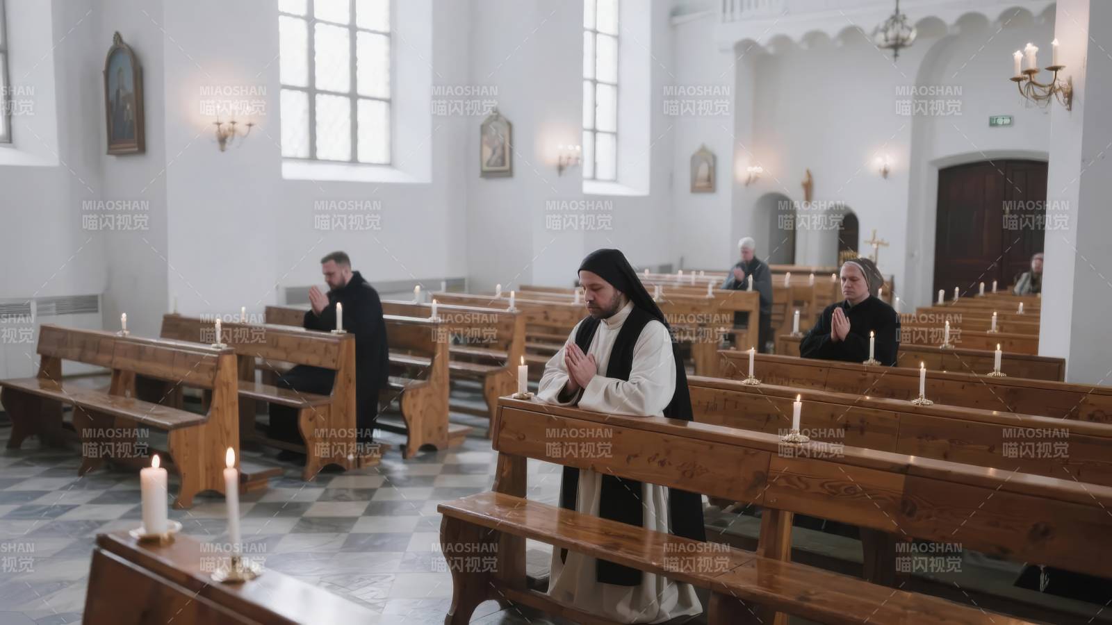 教堂内祈祷的神父图片