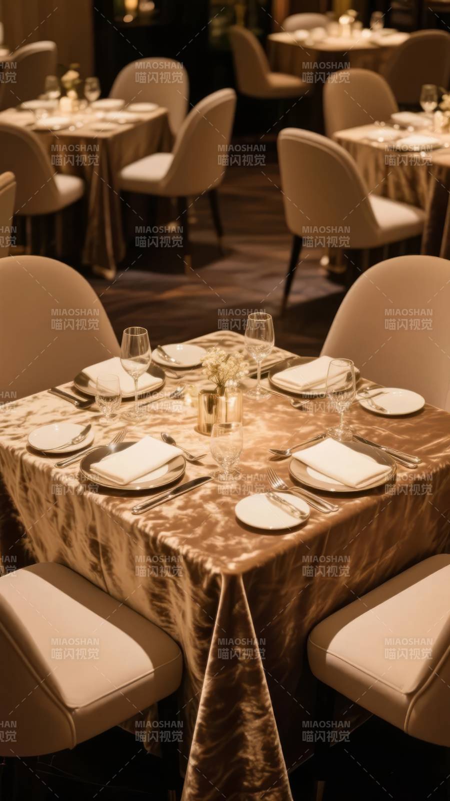 优雅餐桌布置图片