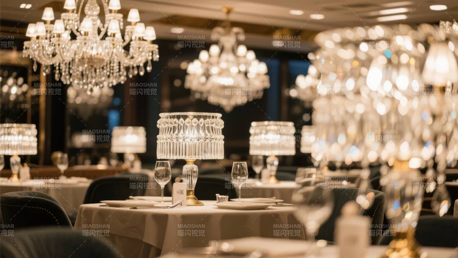 奢华宴会厅璀璨灯光图片