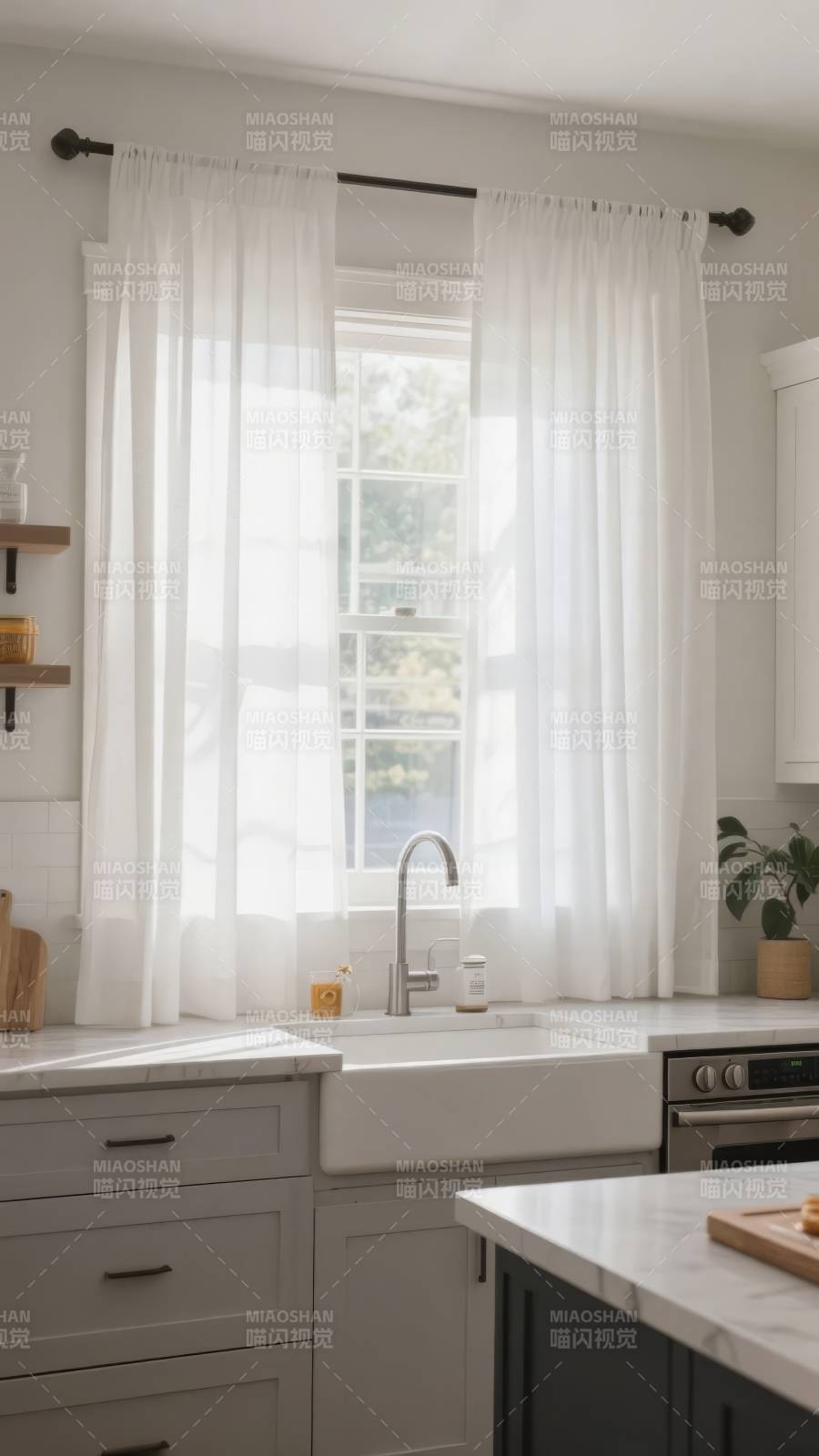 明亮厨房窗景图片
