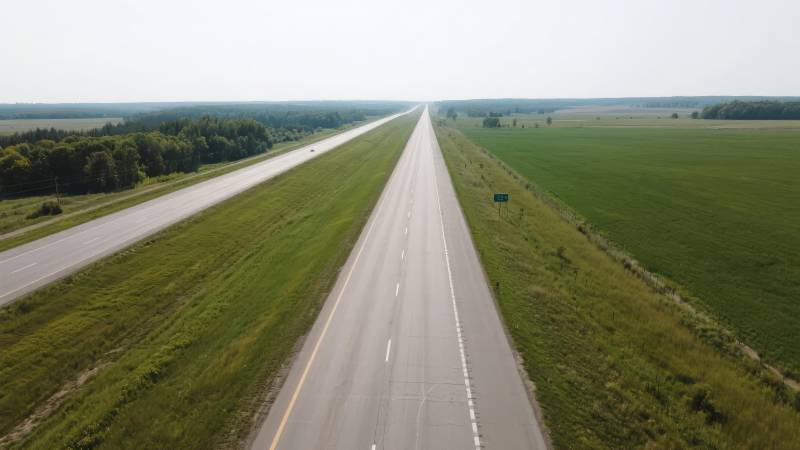 空旷公路延伸远方图片