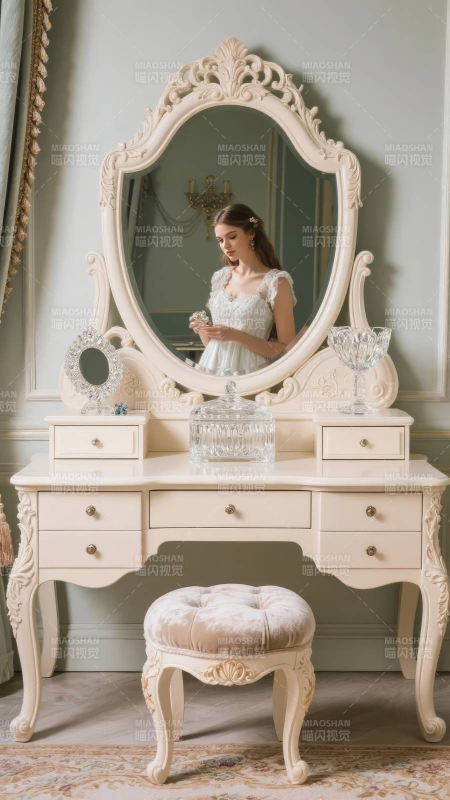 古典梳妆台前的少女图片