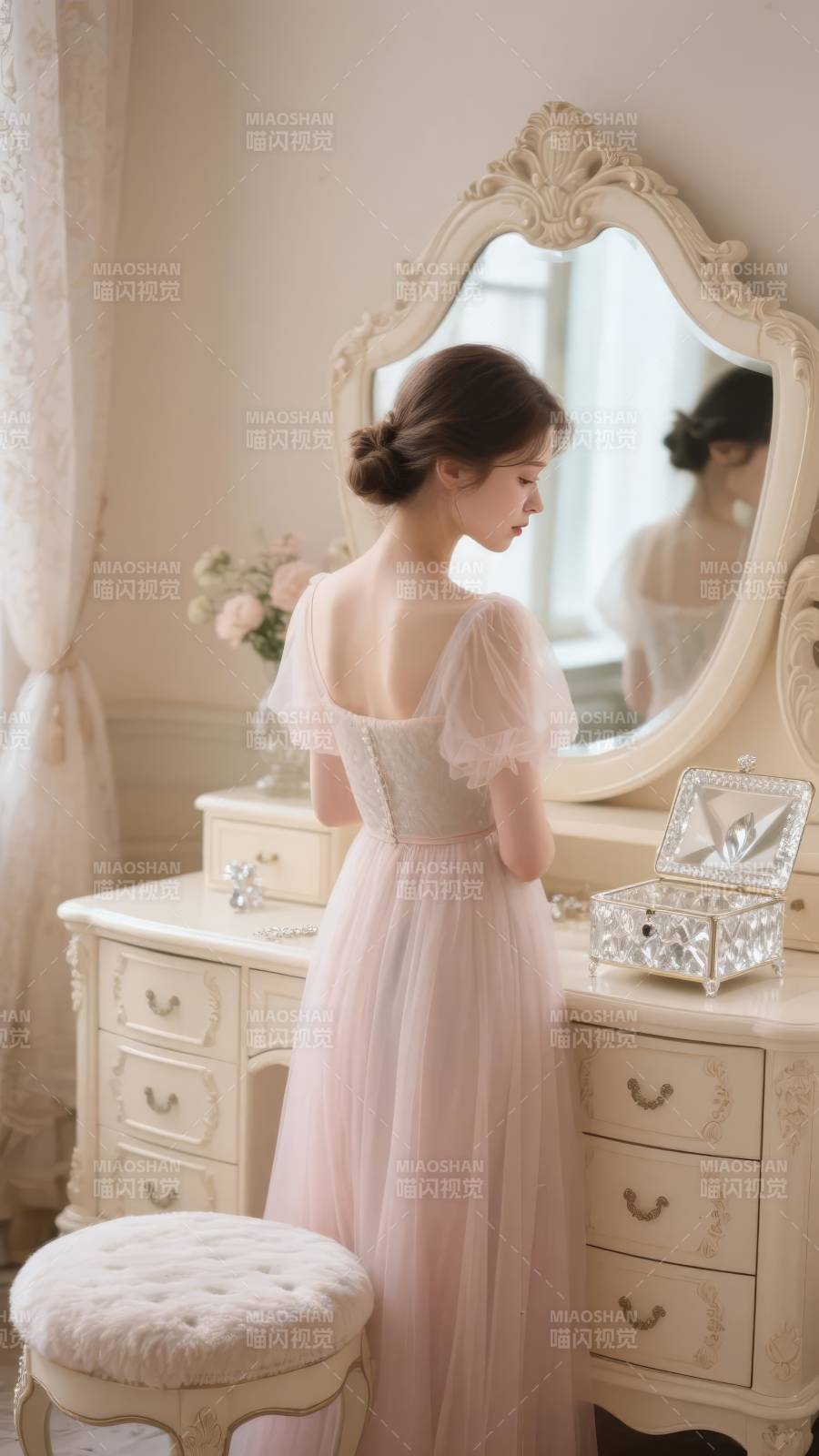 粉裙少女镜前梳妆图片