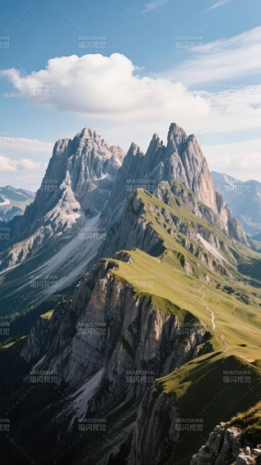 巍峨山峰云海间图片