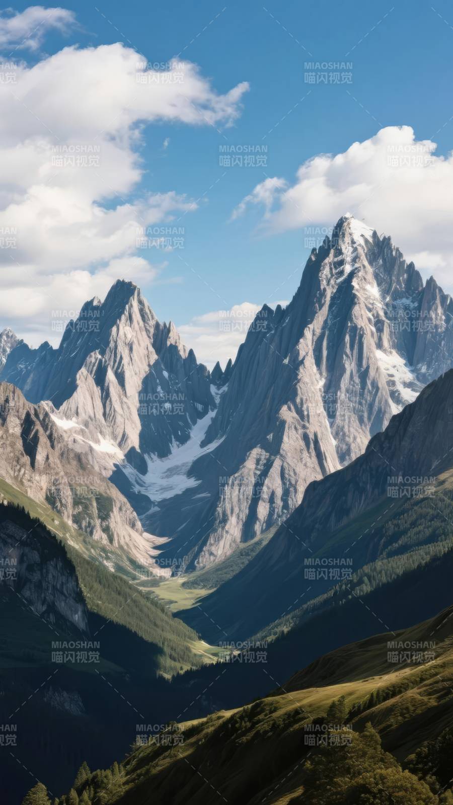 雪山巍峨 云影缭绕图片