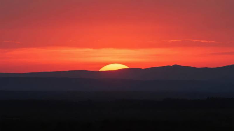 夕阳西下山影红图片