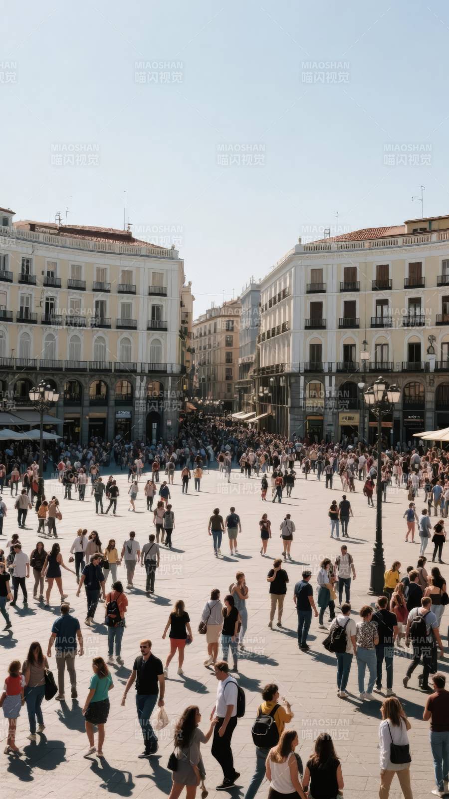 广场人潮涌动图片