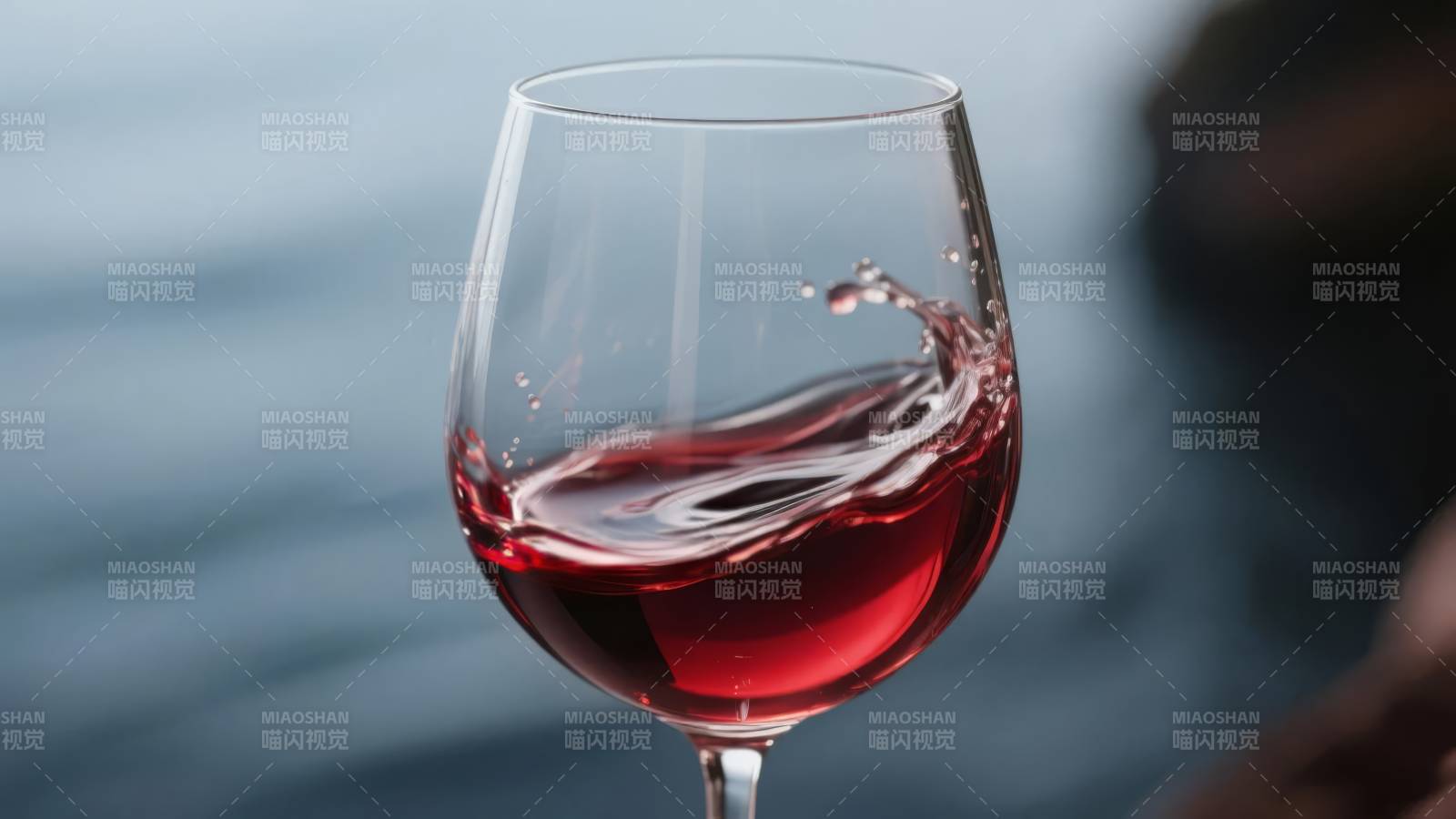 红酒轻漾 湖光映影图片