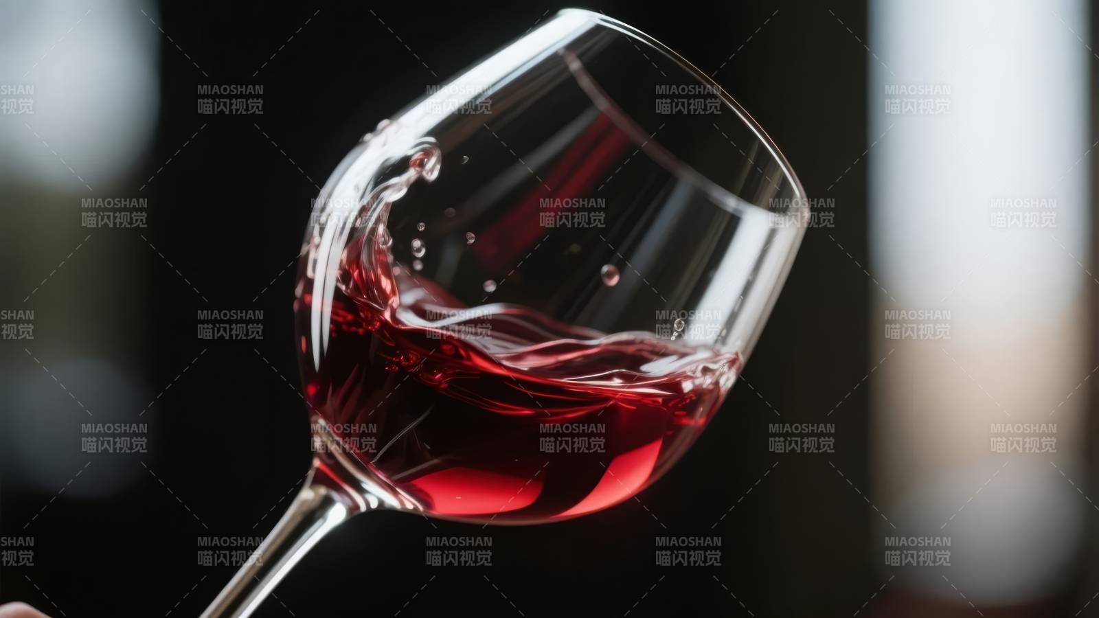 红酒轻晃 光影流转图片