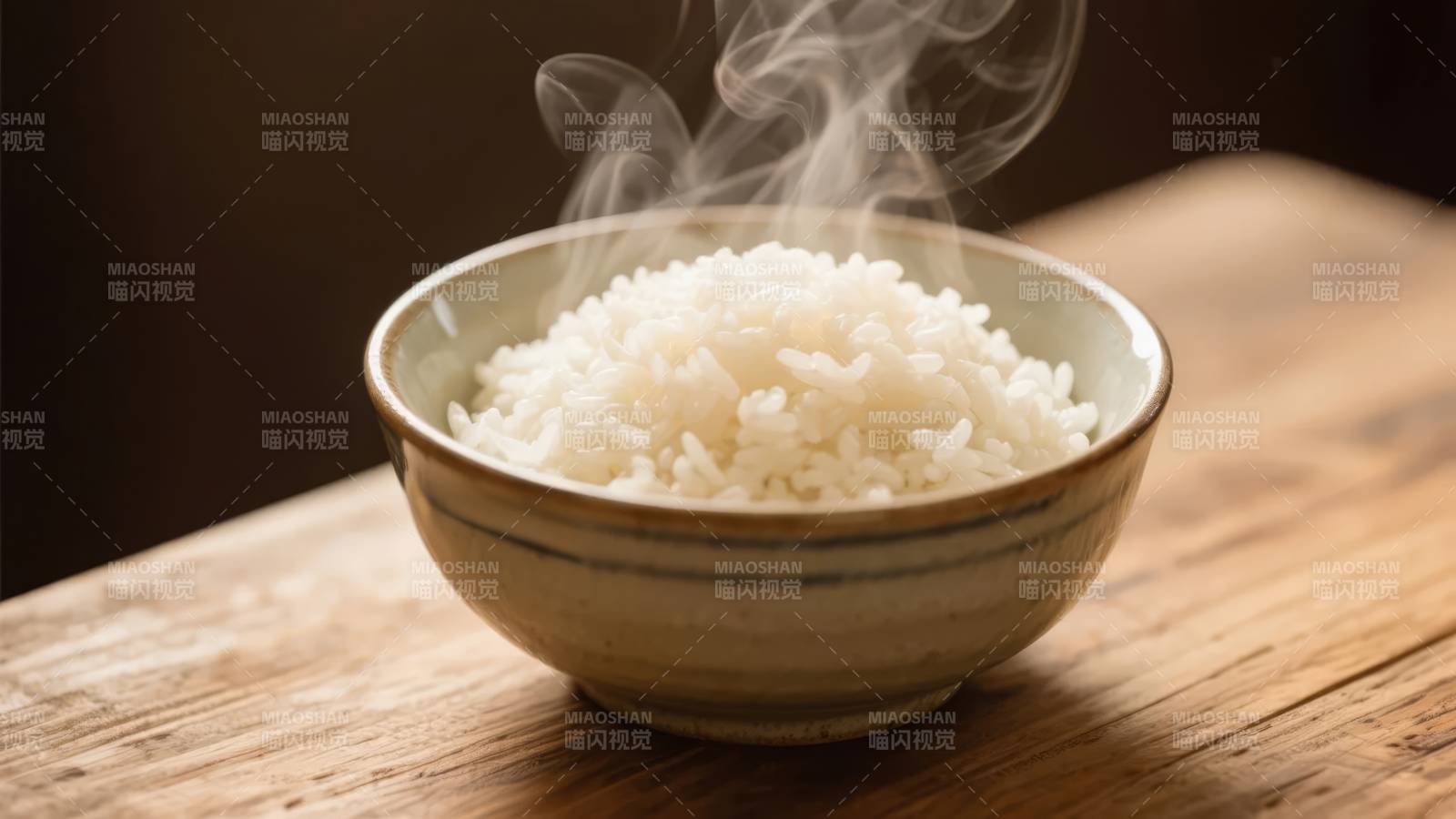 热腾腾的米饭图片