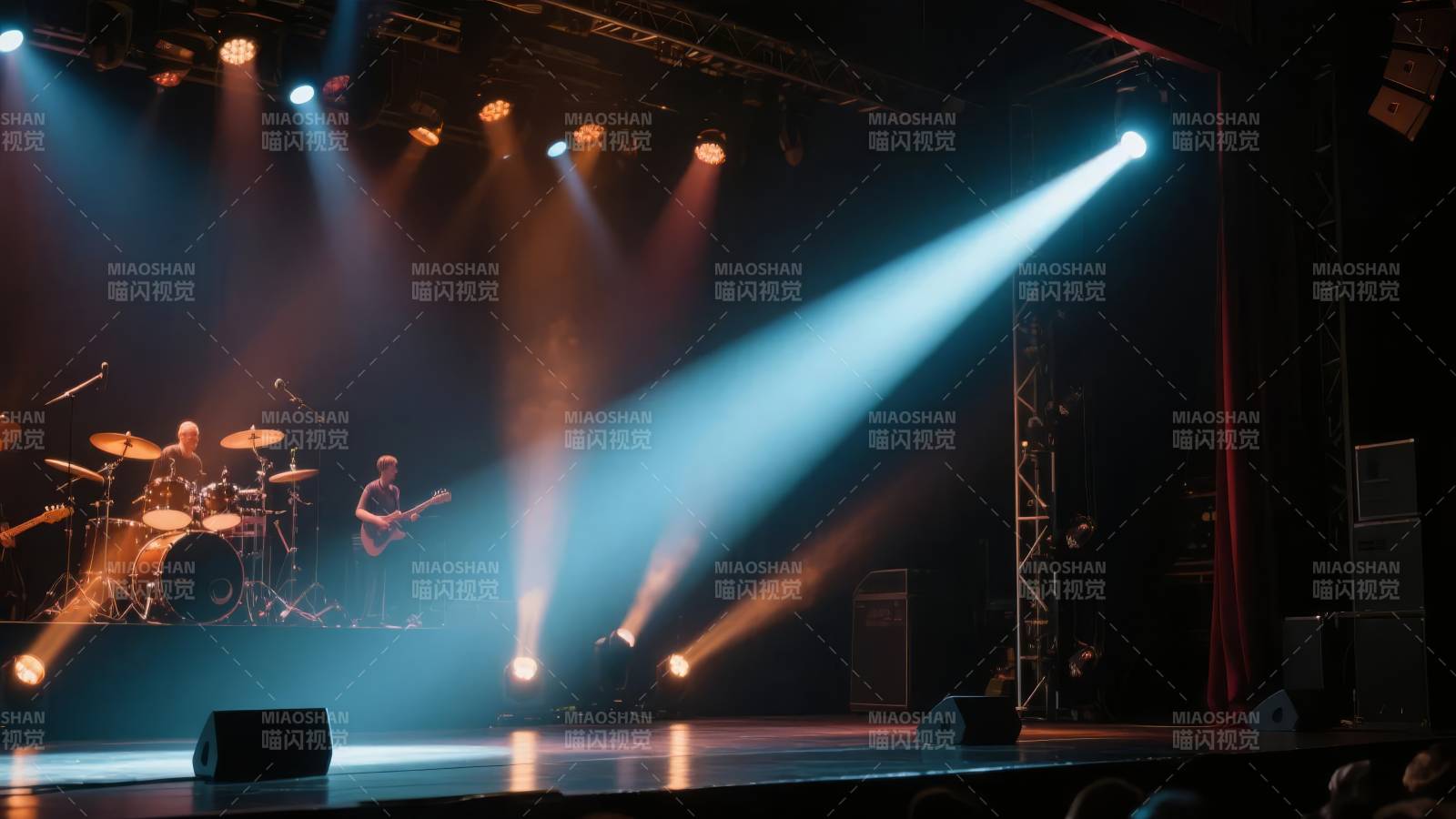 舞台灯光下的乐队演出图片
