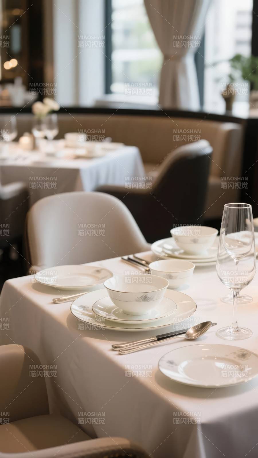 优雅餐厅餐桌布置图片