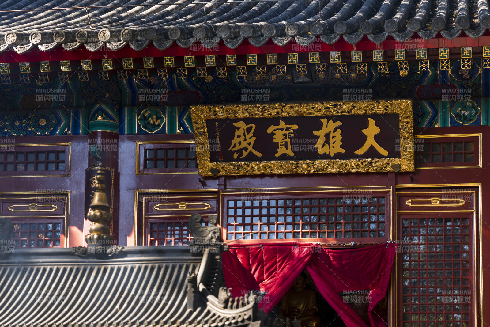 八大处大雄宝殿前香炉图片