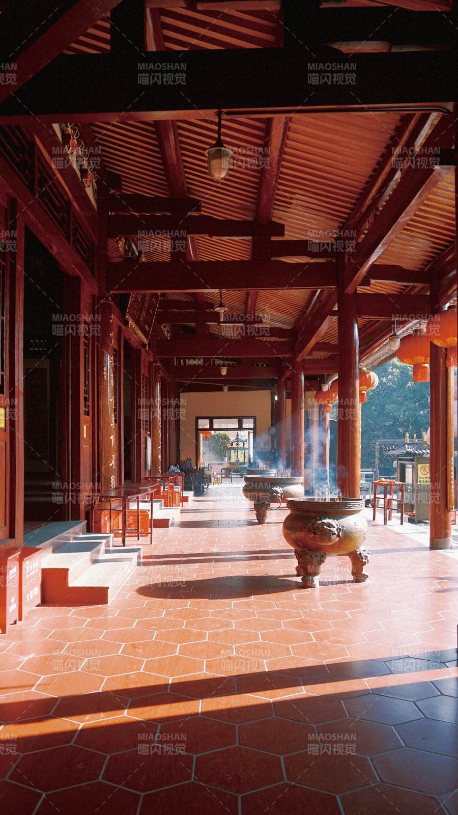 古刹香烟袅袅图片