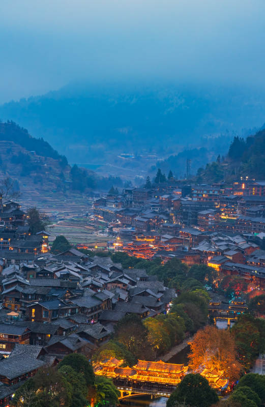 灯火阑珊下的古苗寨图片