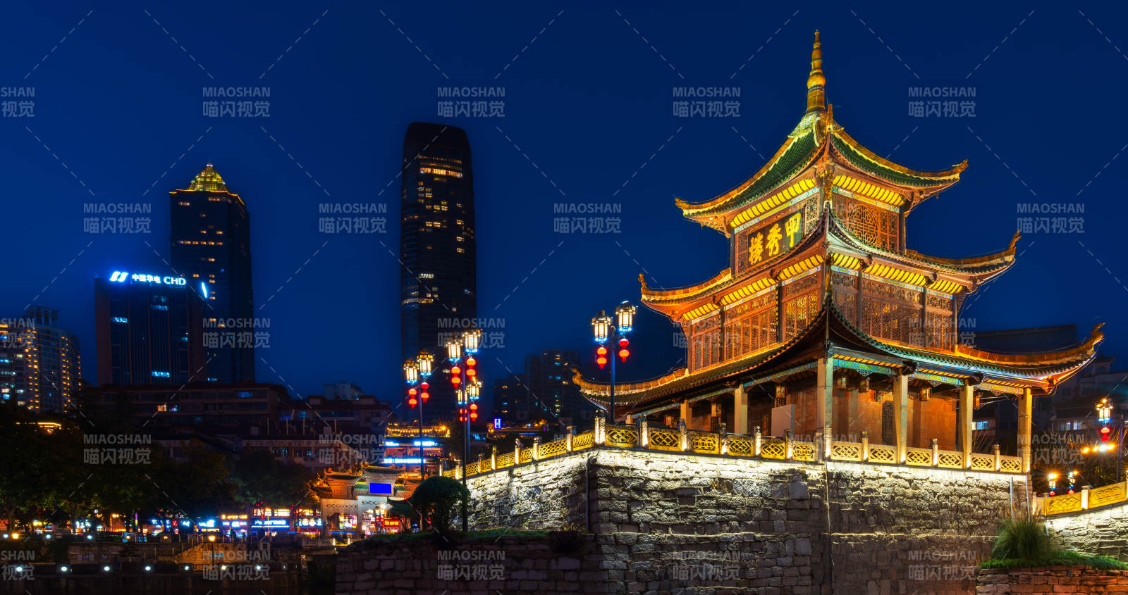 夜色中的甲秀楼图片