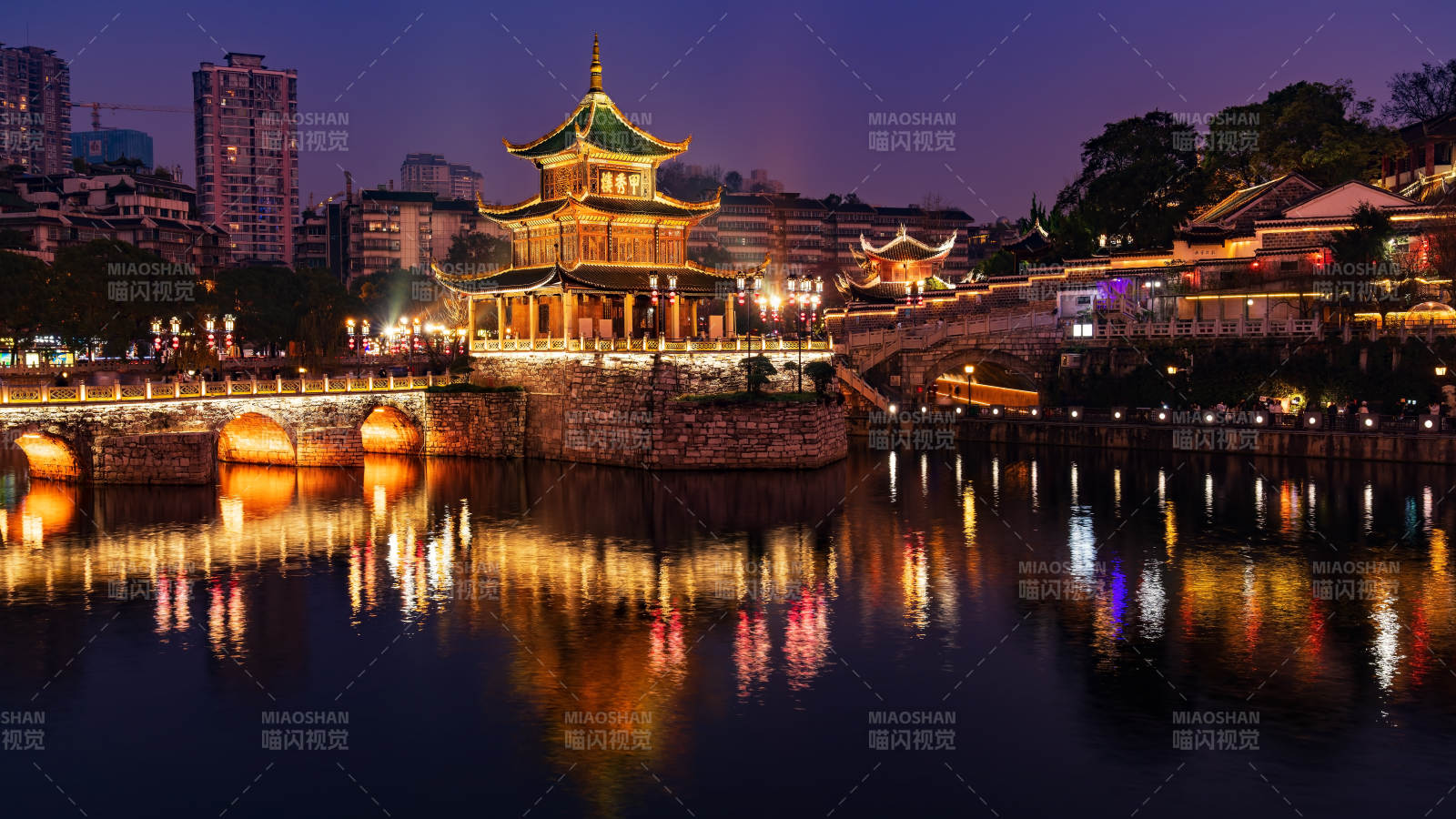 夜色中的甲秀楼图片