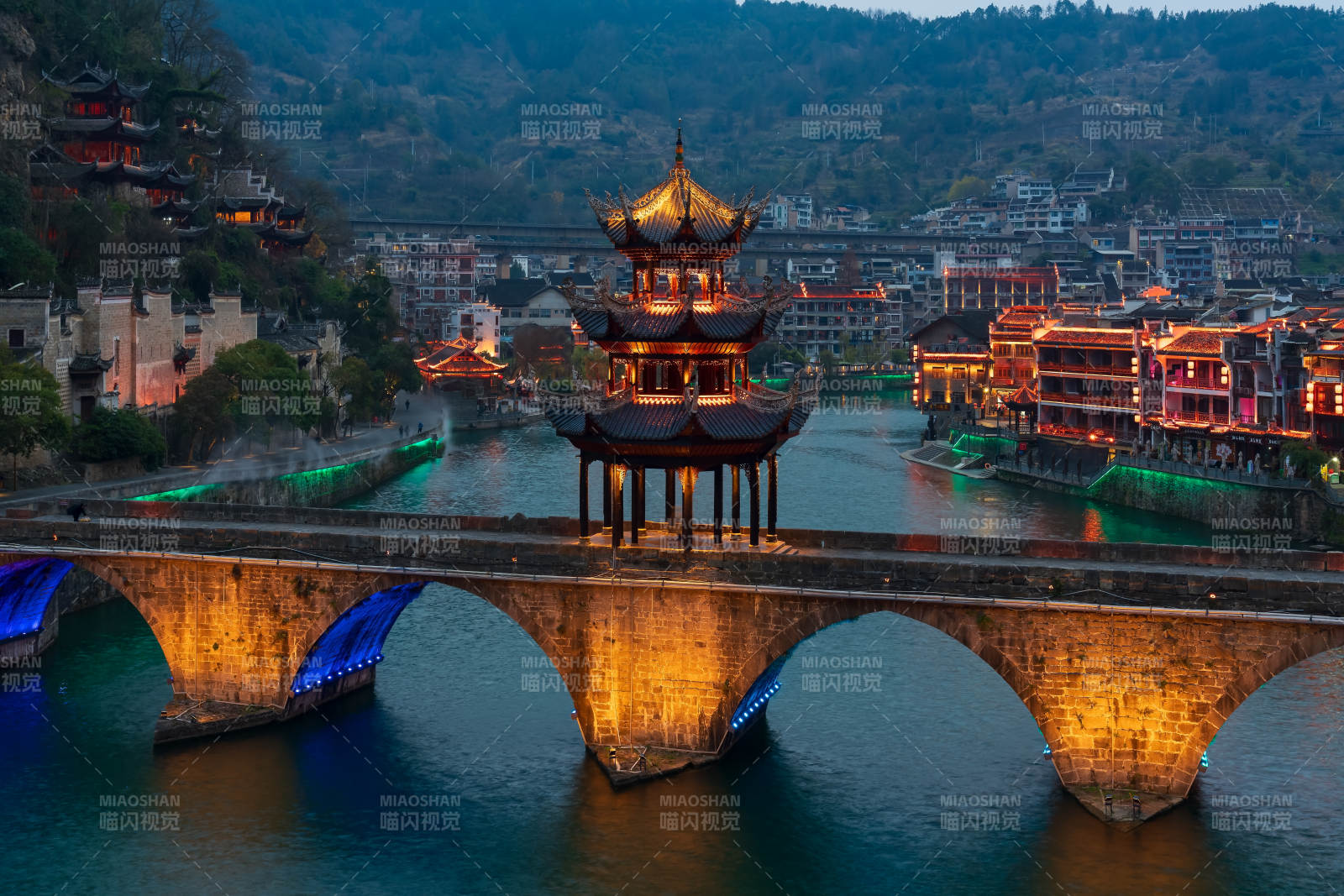 夜色中的镇远祝圣桥图片