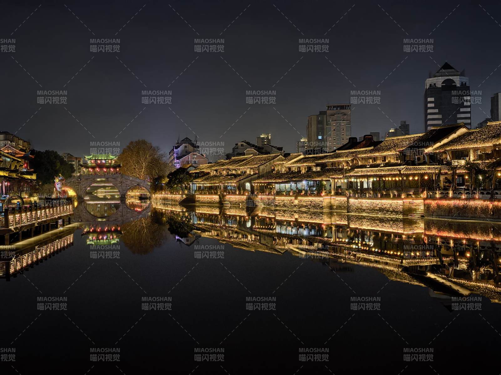 夜色中的水乡古镇 浙江图片