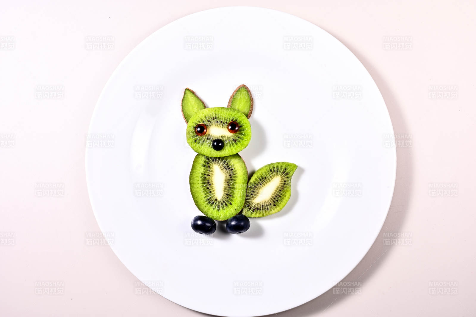 奇异果蓝莓水果创意狐狸摆盘图片