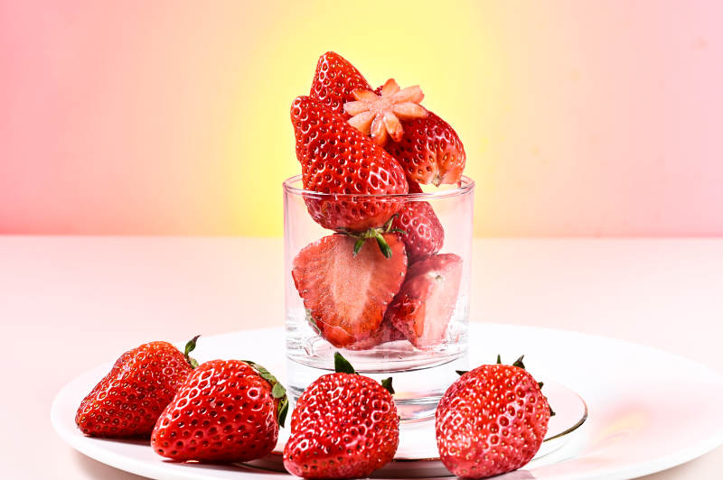 鲜红欲滴的草莓创意特写图片