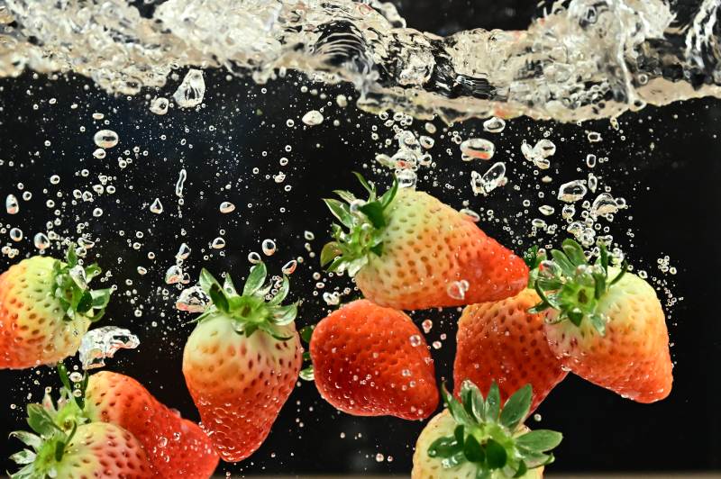 草莓落水的瞬间特写图片