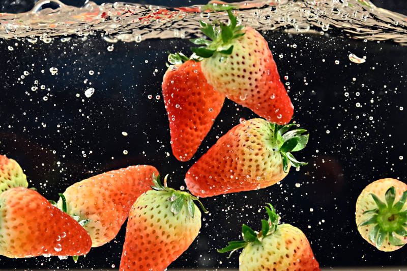 草莓落水的瞬间特写图片